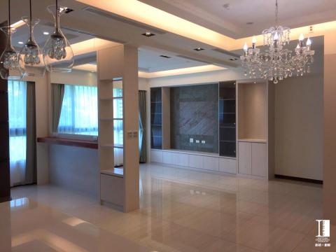 起初創新設計整合有限公司 - 住家設計裝修-IB001
坪數/35坪
風格/新古典風格
材質/石紋地磚、仿石薄壁磚
空間/客廳
