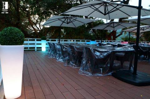 起初創新設計整合有限公司 - 餐廳設計裝修-IA004
坪數/50坪
風格/學院風
材質/塑木地板、戶外傢俱
空間/室外座位區