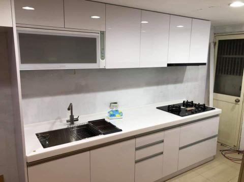 祥林廚具設計裝修 - 人造石擡面➕不繡綱桶身，水槽是手工特殊方型水槽