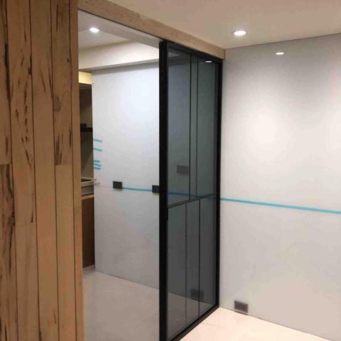 柯怡君 - 灰色玻璃與門框拉門