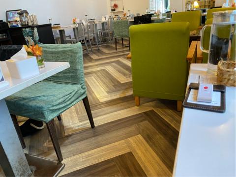 方城室 - 塑膠地板。3個樣式，貼人字貼法。