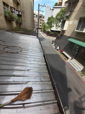 賴克明防水防漏 - 施工中~施作面清潔程序即將完成，完成清潔後即可施作防水材及隔熱層（冰冰漆）