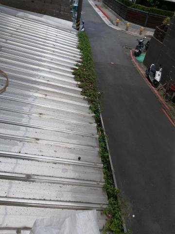 賴克明防水防漏 - 鐵皮屋頂做防水隔熱（能夠讓鐵皮底下的室內溫度至少降溫四度以上，且又能延緩鐵皮鏽蝕腐蝕的時間）施作前