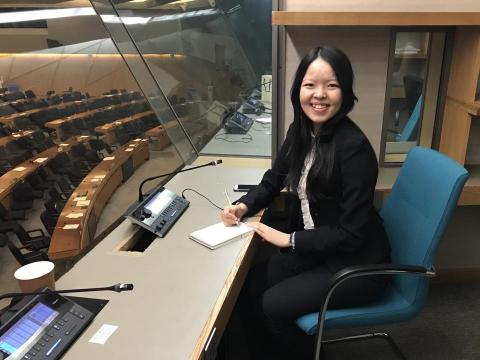 提供同步口譯服務的專家銀靈