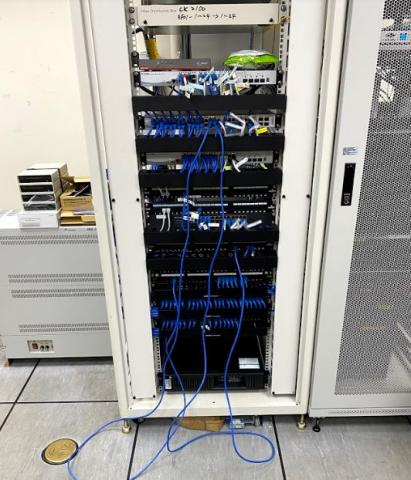 艾奎其資訊工程有限公司 - 機櫃安裝佈線整理