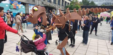 VV Yang - 松菸恐龍出巡現場活動照