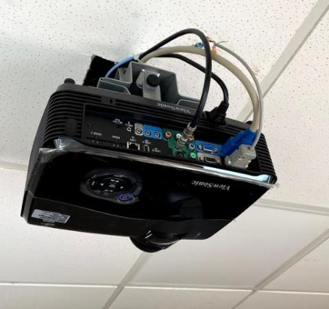 艾奎其資訊工程有限公司 - 投影機吊掛工程