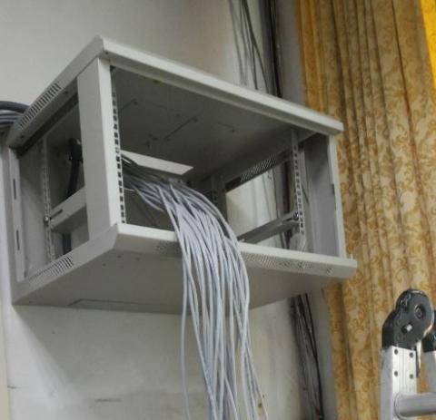 艾奎其資訊工程有限公司 - 壁掛機櫃 網路佈線