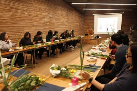 莊捷升 - 这次中国美术学院民艺博物馆开展的民艺工坊课程《生活花美学》,是对日本花道作一介绍及学习。跟随来自台湾的庄捷升老师,学习运用特制的花剪、水盘和剑山,选取两三花草,开启了一段美妙的体验式之旅。从老师所述的要义来看:感应自然,顺时节选花木;注重搭配是关键的两点。 莊捷升 - 这次中国美术学院民艺博物馆开展的民艺工坊课程《生活花美学》,是对日本花道作一介绍及学习。跟随来自台湾的庄捷升老师,学习运用特制的花剪、水盘和剑山,选取两三花草,开启了一段美妙的体验式之旅。从老师所述的要义来看:感应自然,顺时节选花木;注重搭配是关键的两点。