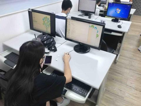 黃鴻鈞 - 任職助理教師時上課過程圖