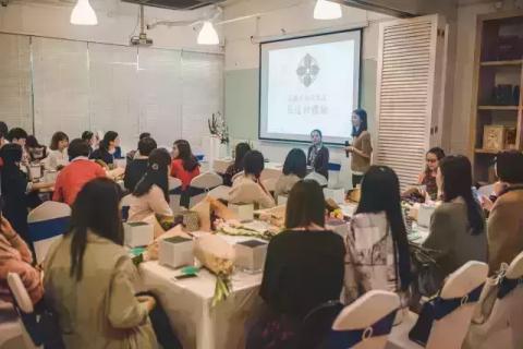 莊捷升 - 首期手艺坊活动,乐营联合珠海人气花店果然有花、台湾美女讲师庄捷升,为20多名学员带来了一堂别致的小原流花道体验课。参加活动的都是清一色美女,加上鲜花、漂亮场地的衬托,让人不由感叹:这真是一场“高颜值”的活动。
庄老师先是耐心地向学员讲解了中国插画艺术、日本小原流花道的背景及现状、小原流花型的分类及风格,随后亲自示范如何插花。 莊捷升 - 首期手艺坊活动,乐营联合珠海人气花店果然有花、台湾美女讲师庄捷升,为20多名学员带来了一堂别致的小原流花道体验课。参加活动的都是清一色美女,加上鲜花、漂亮场地的衬托,让人不由感叹:这真是一场“高颜值”的活动。
庄老师先是耐心地向学员讲解了中国插画艺术、日本小原流花道的背景及现状、小原流花型的分类及风格,随后亲自示范如何插花。