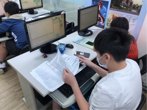 黃鴻鈞 - 任職助理教師時上課過程圖