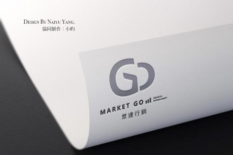 楊乃俞 - LOGO由&rdquo;手&ldquo;＋&ldquo;GO&rdquo;＋&ldquo;門把&rdquo;組成，代表著在這片茫茫不知如何該用什麼方法進行網路行銷的客戶，透過眾達，能夠找到屬於自己對的網路行銷法，如同條狀分析圖般，穩定成長。