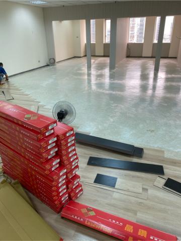 昕陽裝潢 - 辦公室塑膠地板施工中