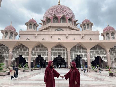 羅于評 - 進入粉紅清真寺所有女性要穿長袍、要戴上帽子，把所有流通的空氣隔絕在長袍外，整件袍子下充滿了自己不斷上升的體溫，不到三十分鐘我已經從頭皮濕到內褲，還只是走個兩三步拍拍照而已。
　　佩服穿戴各種頭巾、長袍的穆斯林女性，突破了我原本對優雅的定義了，不是只有婀娜多姿才優雅。
