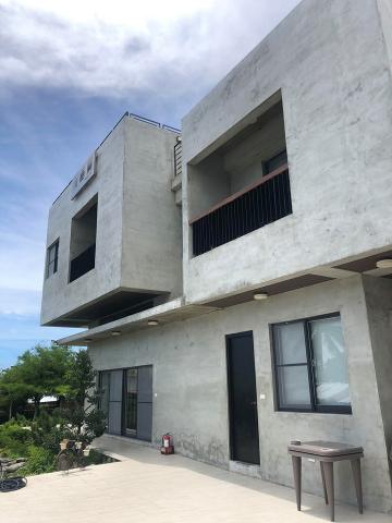 羅于評 - 好到值得娶回家的民宿－台東加路蘭海景民宿
順利完成這次來台東的求婚任務後，一秒都不能浪費，曬了鹿野高台的太陽、淋了多良車站的雨、吹了台東大學的風，以為回飯店洗洗睡了，但一踏進房間疲憊感消失殆盡。
　　踏進玄關後，下幾階才到真正休息的空間，很像踏進球池或游泳池一樣，進入一個可以徜徉的空間了。
　　