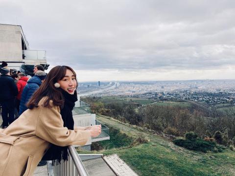 羅于評 - 維也納近郊格林津，跟市區只有20分鐘車程，是個以葡萄酒聞名的小鎮，專業到你想喝啤酒還找不到啤酒可以喝。冷清街上沒有什麼人，但有很多繽紛的小酒館點綴著，裡面是一桌桌來過週末的家庭聚會，小孩子在烤爐前跑來跑去，好溫暖的畫面呀。
　　暖好胃後，從鎮上搭公車20分鐘就可以上Kahlenberg卡倫山，眺望維也納郊區跟多瑙河，還意外撿到一場雪。
