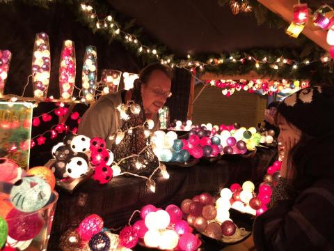 羅于評 - 本來以為十二月底到歐洲應該趕不上過聖誕節了，但我低估他們對聖誕節的愛了，他們可是一路從11月過到1月，所以還是幸運逛了聖誕市集。這次還看了超夢幻燈光秀，就像迪士尼童話故事結尾會有的Happy ending場面。最豪華的那棟就是布魯塞爾市政廳，對面是布魯塞爾市博物館，右邊是巧克力博物館，左邊是啤酒博物館。
　　一日遊行程：天主教教會_晚餐Chez Leon_尿尿小童_尿尿小妹_布魯塞爾證卷交易所（聖