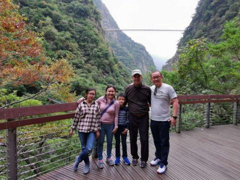 王忠信 - 新加坡一家四口，台灣自由行，於花蓮太魯閣 燕子口步道合影留念。