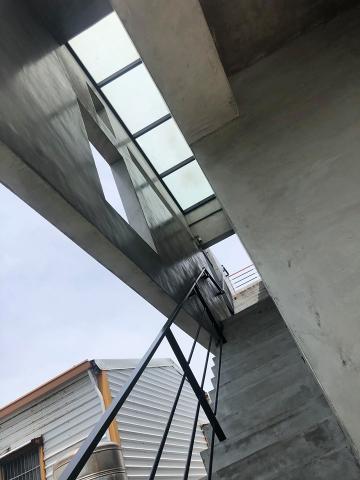 羅于評 - 很喜歡這間民宿保留了台東的特點，尤其那座一樓直通到頂的樓梯，從設計師設計的方框裡往外看正式山、海、藍天、白雲還有椰子樹，就像一幅幅裱框起來的畫。
　　老闆娘說「其實這裡是想自用而已，兩三年後，太累了可能就不再用民宿了。」雖然才住宿一晚，卻有回家的感覺，已經想好下次要住的房型了，也想念老闆準備的特色早餐跟自己磨的豆漿。
