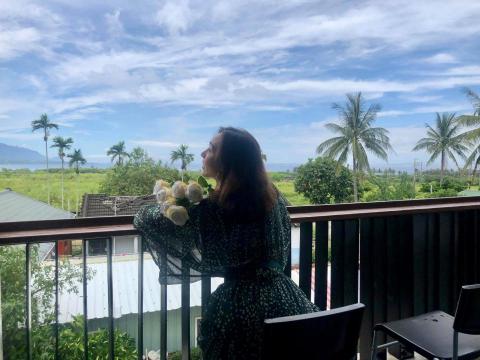 羅于評 - 房間有附吧台坐位的陽台，可以看到海岸山脈。附近有空軍基地，也可欣賞到軍機保衛國家的英姿，但一關上窗就可以遠離塵囂。三樓屋頂有一張韓劇屋頂會有的平台，當晚我們邊吃喝喝邊躺著追流星，真的一度覺得可以睡在這就好了。（必須稱讚屋頂跟陽台都很乾淨，沒有白白被浪費）