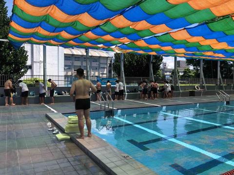 林以茵 - 在國中教游泳