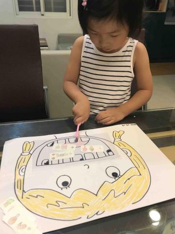 簡愛 - 今年暑假時陪玩幼稚園小女生，教導生活的衛生觀念。