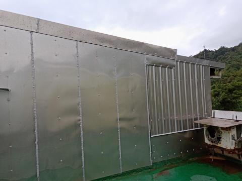 鈞耀企業社 - 頂樓-平鈑側壁（白鐵烤漆鐵皮）（竣工照片）
（海港透天厝）