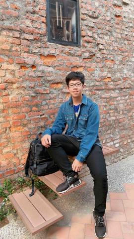 提供單人拉丁舞服務的專家洪煒傑