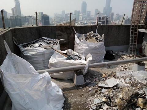 藍全能工作室 - 以上是本公司在
高雄市民生一路201號18樓之一
施工,拆除工程包含廢棄物清運,防水工程包含式水保固三年,泥作工程包含貼地磚,貼壁磚,鋁門窗填縫,粗批,細批,
 藍全能工作室 - 以上是本公司在
高雄市民生一路201號18樓之一
施工,拆除工程包含廢棄物清運,防水工程包含式水保固三年,泥作工程包含貼地磚,貼壁磚,鋁門窗填縫,粗批,細批,