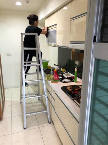 高雄三峰居家清潔&辦公室清潔&裝潢細清&家事清潔 - 廚房清潔;把頑強的油污清理乾淨,進廚房就是開心,空氣也好多了(三峰清潔) 高雄三峰居家清潔&辦公室清潔&裝潢細清&家事清潔 - 廚房清潔;把頑強的油污清理乾淨,進廚房就是開心,空氣也好多了(三峰清潔)