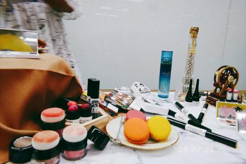 陳柔安 - 美容課堂擺飾