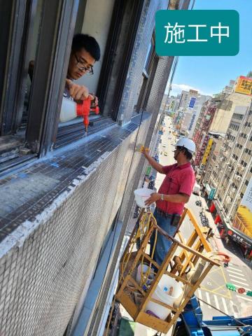 善水工程有限公司 - 外牆裂縫滲水，導致樓盤行情下降，善水租用高空車為客戶細膩修補，根本改善漏水問題跟不美觀。老屋新大樓重新增值。