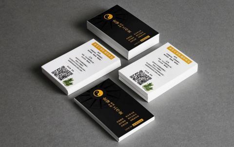 格安設計工作室 - 由於紫微中的太陽有著照耀大地的意思，帶著佛的使命奉獻自身能力幫助他人，且紫微斗數以十四主星坐守十二宮，因此我們以太陽的形狀設計十二根尖角；而易經將陰陽用在人間，賦予特定人事物陰陽，紫微斗數也套用在陰陽概念上，因此我們以陰陽為主體，太陽照耀眾生為由設計此品牌識別。
B版為將心經以上亮面的方式低調的呈現在名片上，並且強調「心無罣礙」四字，意旨解析命盤後，希望有緣人能夠心無罣礙，放下執念，背面則以紫微星