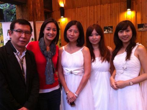 喬伊樂團_活動·敬拜音樂教學演出 - 受邀三義綠葉方舟
參與木雕街記者會現場暖場演出
與知名主持人Janet合影