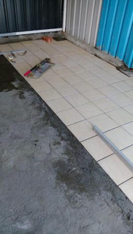 磚家泥作工程 - 這是地磚搭貼過程。