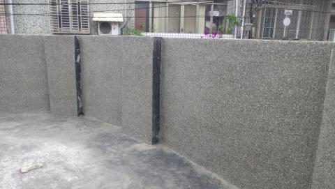 磚家泥作工程 - 這是女兒牆抿石子施工過程。