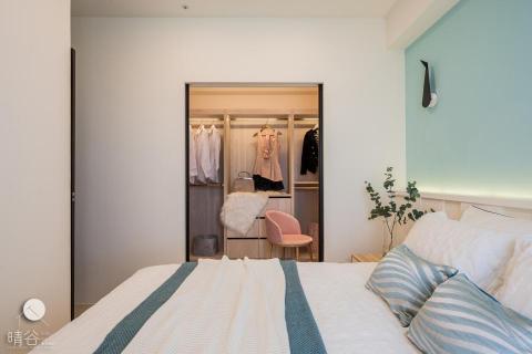晴谷室內設計有限公司 - 主臥床頭及更衣間設計