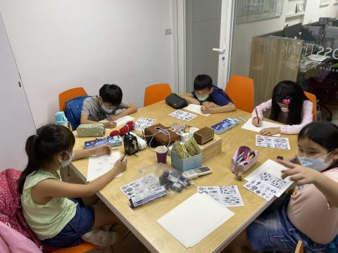 曹育禎 - 小班制的素描才藝課程，針對每個小朋友的喜好去提供對於作品的意見，以正向的態度讓讓小朋友快樂成長！