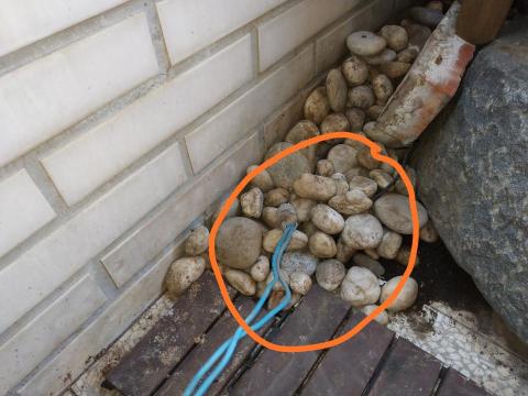 賴克明防水防漏 - 抓漏；樓下的漏水位置有點距厘，且不是接線盒，經過觀察排除種種不可能，終於在石頭堆挖出一組電線水延著電線管路到達樓層板的蜂巢區可能灌漿時電管被機器震碎(破)以至沒從接線盒處漏水，法網恢恢，疏而不漏！