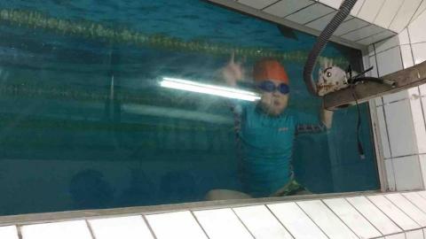 小游教練工作坊-游佳蓉 - 小朋友體驗2公尺深的水裡與爸爸招手