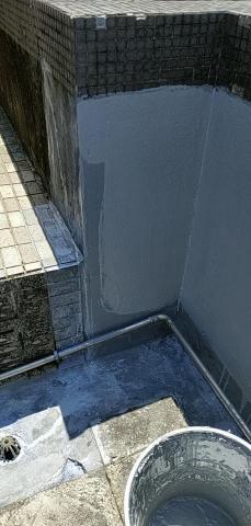 賴克明防水防漏 - 八角窗漏水/窗戶上方施作水性壓克力型防水材施作中/新店北宜路