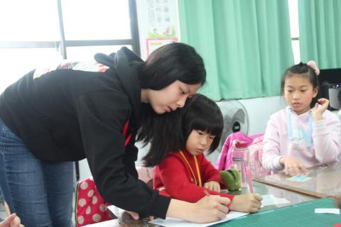 蒙又萍 - 2019長平國小志工
運用寒假的時間，設計烘焙，英文，以及科學等等的課程來豐富孩子的寒假。