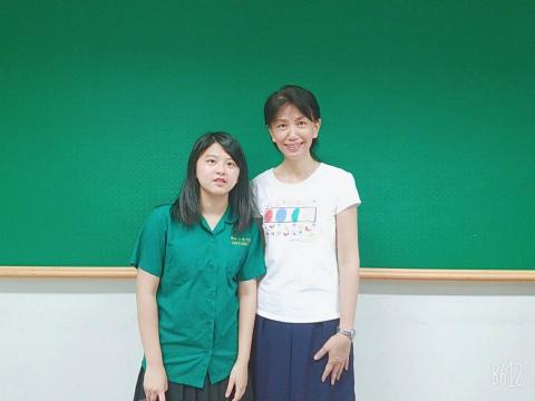 楊芷瑄 - 在北一女與老師的合照