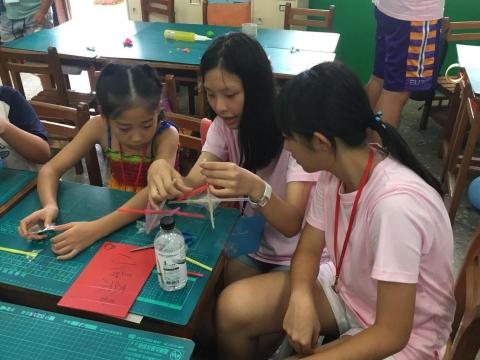 蒙又萍 - 2018樂善國小志工
運用暑假的時間，設計有趣的實驗讓小朋友體驗到科學的有趣。