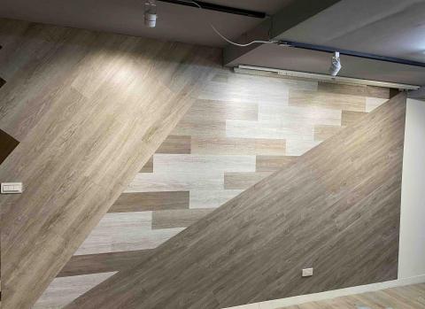 方城室 - 我們店裡的牆。貼塑膠地板