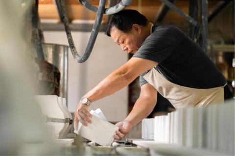 戴暘麟 - 陶瓷廠宣傳照