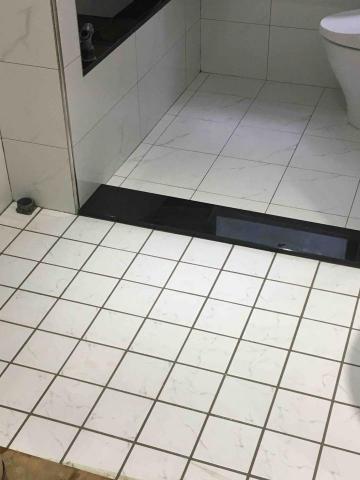 雄瑋工程行 - 廁所貼地磚及填縫施工
