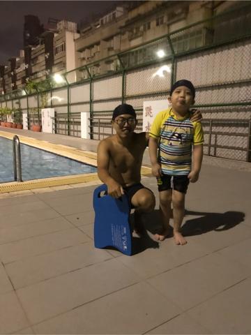 HOW SWIM   阿嘉 - 一個天生就是綜藝咖的小朋友   一開始超怕水  一直要到淺水區才敢下去  到後來要扶他卻一直拒絕  說要自己來,卻又一直做不好
還會討價還價讓媽媽用戰鬥陀螺當代價  才乖乖讓我幫忙完成打水前進  真是好氣又好笑 HOW SWIM   阿嘉 - 一個天生就是綜藝咖的小朋友   一開始超怕水  一直要到淺水區才敢下去  到後來要扶他卻一直拒絕  說要自己來,卻又一直做不好
還會討價還價讓媽媽用戰鬥陀螺當代價  才乖乖讓我幫忙完成打水前進  真是好氣又好笑
