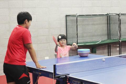 Coach Sun - 本人身著紅衣，此圖於實踐大學兒童桌球營教學